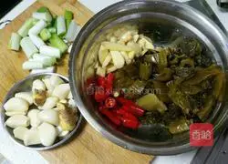 Illustration of how to make double pepper pickled fish 4