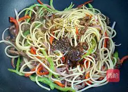 Illustration of how to make stir-fried spaghetti with black pepper and beef tenderloin 11