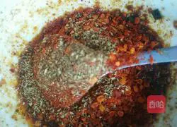 Illustration of how to make spicy oil with spicy seeds 6