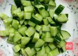 Illustration of how to make stir-fried diced chicken with cucumber and pork ribs in sauce 2