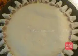 Illustration of how to make lace sausage pizza 3