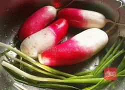 Illustration of how to make shredded radish with scallion oil 1