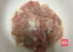 Illustration of how to make shredded pork with bean paste 3