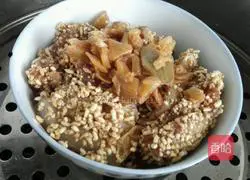 Illustration of how to make rice noodles and meat 6