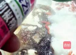 Illustration of how to make wolfberry, white fungus and fish head soup 10