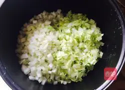 Illustration of how to make cabbage and pork spring rolls 1