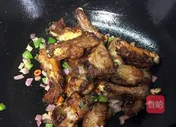Illustration of how to make salt and pepper pork ribs 8