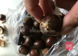 Chicken stewed with chestnuts and chestnuts Practice illustration 5