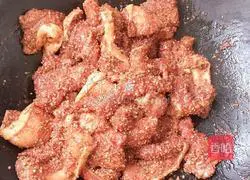 Illustration of how to make steamed pork with taro flour 5