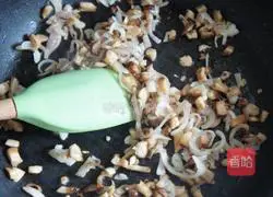 Illustration of how to make braised pork rice with mushrooms 3