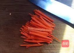 Illustration of how to make shredded pork with double flavor Beijing sauce 7