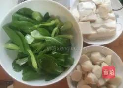Illustration of how to make green vegetable, tofu and fish ball soup 2