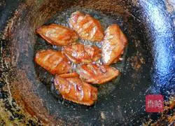 Illustration of how to make spicy chicken wings in dry pot 7