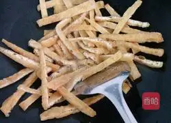 Illustration of how to make celery and dried tofu 3