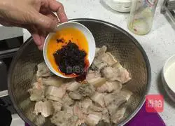 Illustration of how to make steamed rice noodles and meat 6