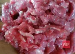 Big Mac version of Beijing sauce shredded pork recipe illustration 2