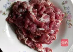 Illustration of how to stir-fry mutton with onions 1