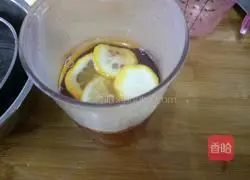 Illustration of how to make Hong Kong-style lemon tea 11