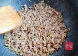 Illustration of how to make braised noodles with yellow mushrooms 16