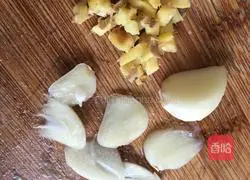 Illustration of how to make stir-fried bacon with folded ear root 5