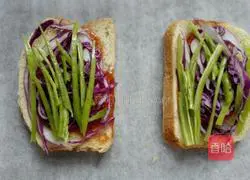 Illustration of how to make toast pizza for one person 4