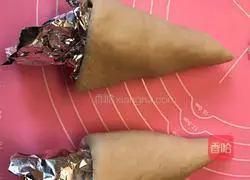 Illustration of how to make hand-held pizza 2