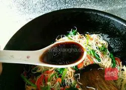 Illustration of how to fry rice noodles with oil-consuming shredded chicken 7
