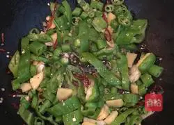 Illustration of how to stew spicy fish with soybean sprouts 6