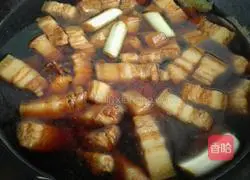 Illustration of how to make pork buns with cured sauce 3