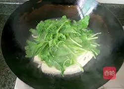 Illustration of how to roll white amaranth and tofu with double eggs 4