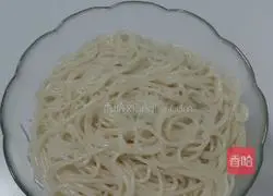 Illustration of how to make cold shredded chicken rice noodles 6