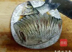 Illustration of how to make steamed Wuchang fish with peacock tail open 3