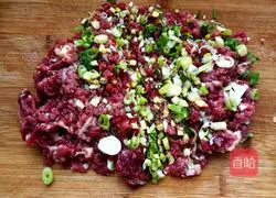 Illustration of how to make donkey meatball and radish soup 1