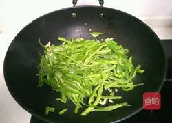 Illustration of how to stir-fry shredded pork with green pepper 9