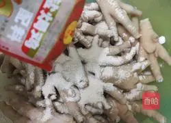 Illustration of how to make salt-baked chicken feet 6