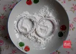 Illustration of how to make fried onion rings with bread crumbs 3