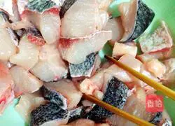 Illustration of how to make spicy fish cubes 4