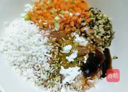 Illustration of how to make pearl meatballs 6