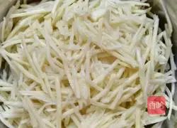 Illustration of how to make fried noodles with shredded potatoes 5