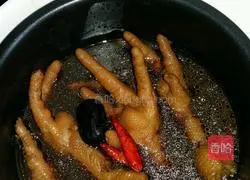 Illustration of how to braise chicken feet in rice cooker 4