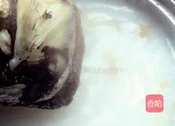 Illustration of how to make wolfberry, white fungus and fish head soup 7