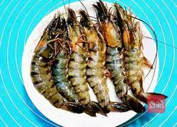 Illustration of how to make bacon and prawn pizza 6