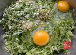 Illustration of how to make green radish meatballs 3