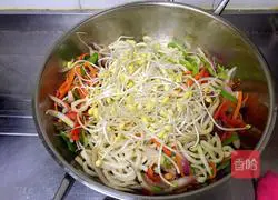 Illustration of Xinjiang Fried Noodles with Tiaozi 8