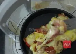 Illustration of how to make toast pizza with enough ingredients 8