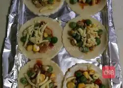 Illustration of how to make dumpling crust pizza 1