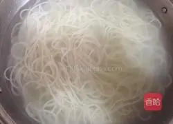 Illustration of how to make Jiangxi fried rice noodles 5