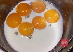 Illustration of how to make eight-inch chiffon cake 7