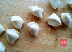 Illustration of how to make pork and leek dumplings 8