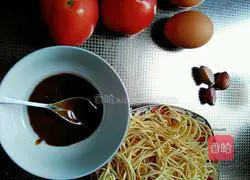 Illustration of the lazy version of braised noodles with tomatoes and eggs 1